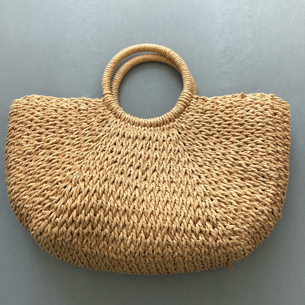 Woven beach bag with ring handle, zip closure and inner pocket